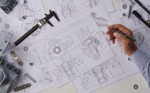 engenheiro analisando desenhos e dados do projeto antes do envio do RFQ