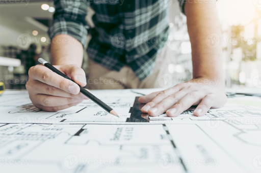 engenheiro conferindo desenho e informações complementares antes da cotação