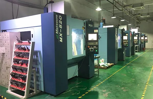 centro de usinagem CNC de 5 eixos utilizado em projetos industriais de precisão