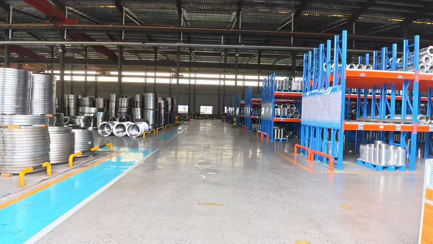 ambiente real de oficina para usinagem CNC e fabricação de peças mecânicas