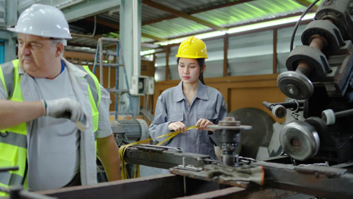 engenheiro avançando o projeto no ambiente de manufatura