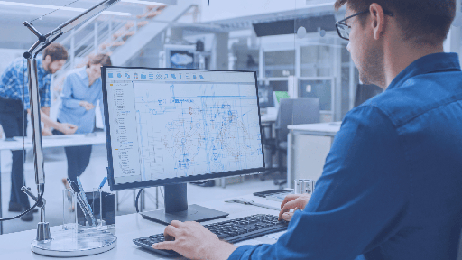 engenheiro visualizando documentação técnica e desenho de engenharia no computador