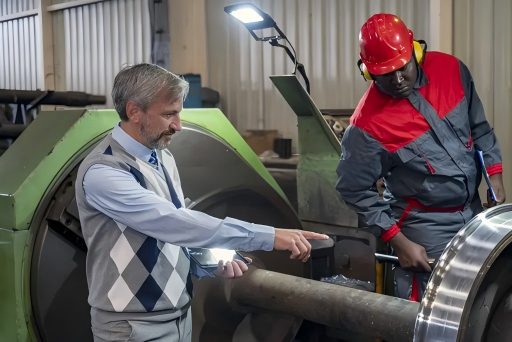engenheiro revisando requisitos de qualidade e documentos de projeto