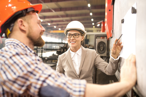 engenheiro discutindo confidencialidade e modo de cooperação em projeto CNC
