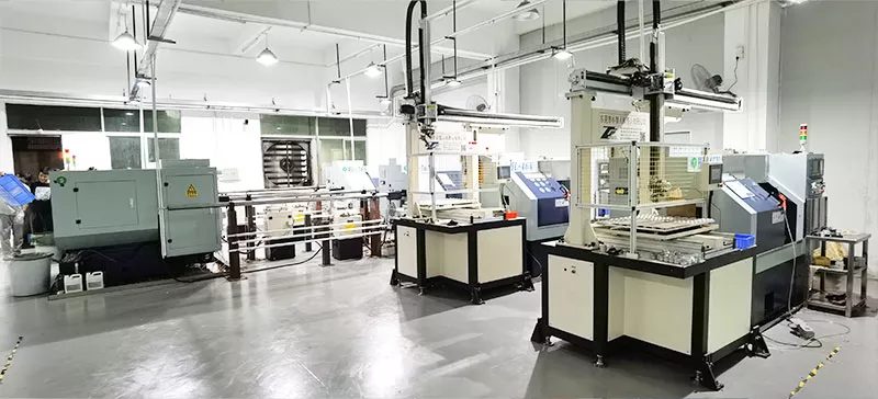 Cenário de equipamento e processo em 5 eixos para usinagem de peças complexas de alta precisão.